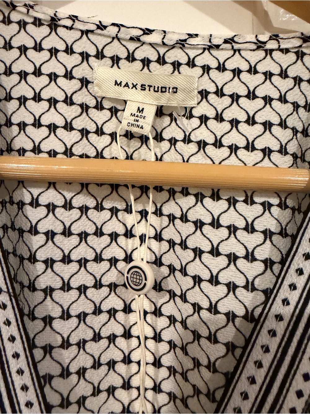 Max Studio Black & White Printed Wrap Blouse NWT Medium - Picture 2 of 5